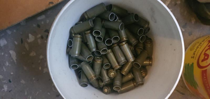 Фото У жителя Новосибирска обнаружили склад оружия и боеприпасов 2